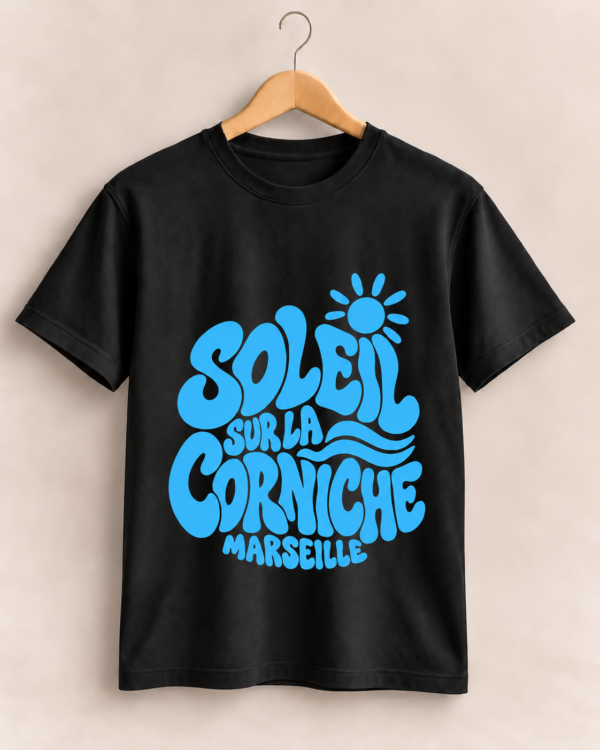 Motif soleil bleu sur t-shirt noir-1 T-shirt Unisexe Soleil sur la Corniche – Marseille