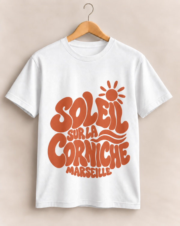 Motif terracotta abaissé sur coton blanc-4 T-shirt Unisexe Soleil sur la Corniche – Marseille