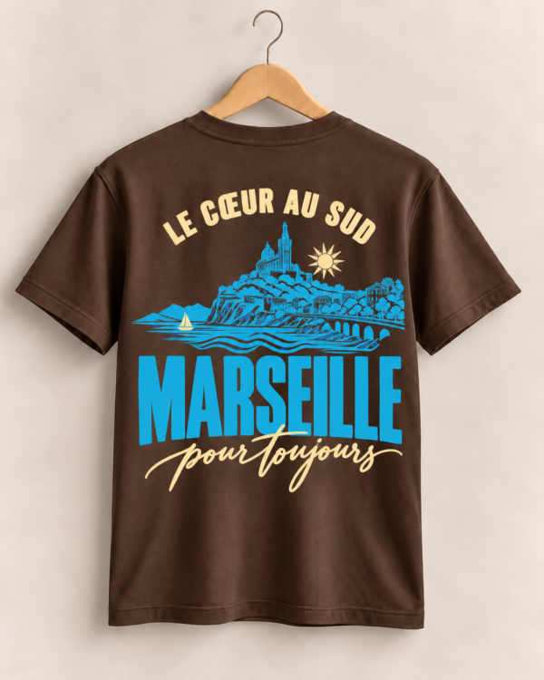 T-shirt marron imprimé Marseille, vue de dos-3 T-shirt Unisexe Marseille pour Toujours – Le Cœur au Sud